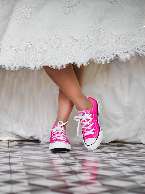 Chaussures de type sneakers roses avec robe en dentelle, la classe !